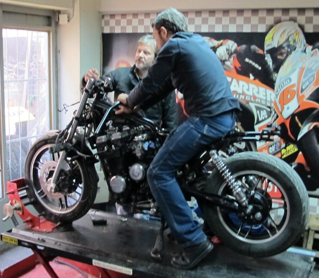 cafe racer tasarım fikirleri, sele yükseklik deneme, sol arkadan çekim