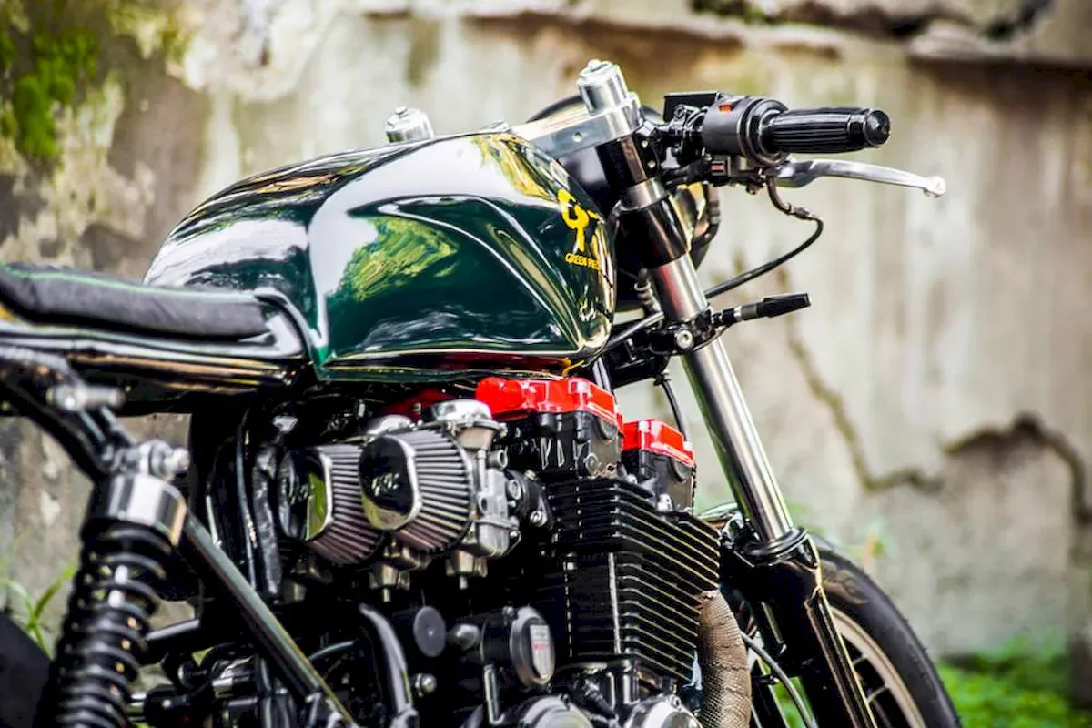 Café Racer 02 motosiklet-sağ çapraz arkadan motor bloğu dışarıda duvar önü çekim