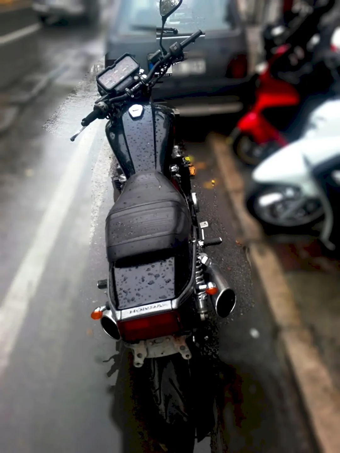 1985 Honda NightHawk-Caddede, MotoStop önünde, arkadan çekim