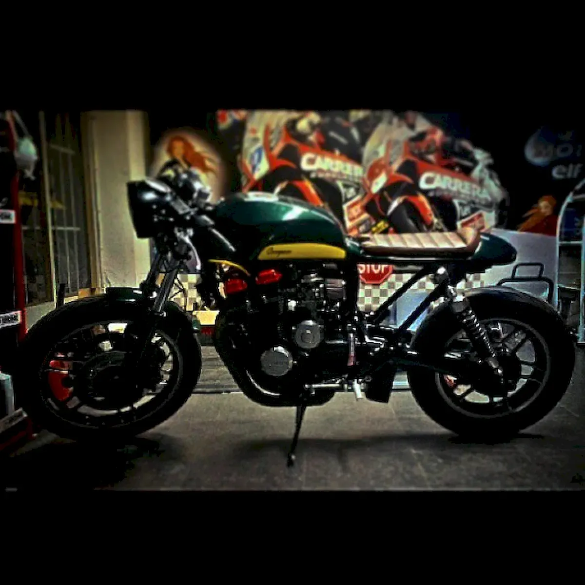 Cafe Racer galeri çekimleri, MotoStop içinde gece
