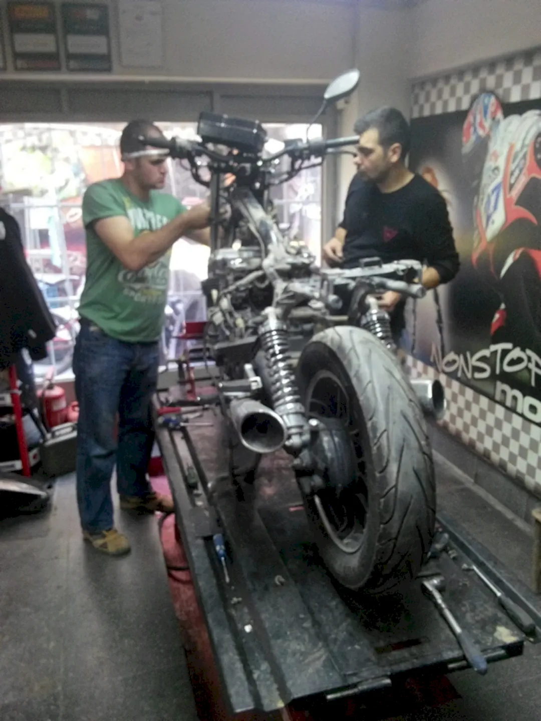 Café Racer 02-1985 Honda NightHawk-liftte soyulmuş halde, arkadan çekim