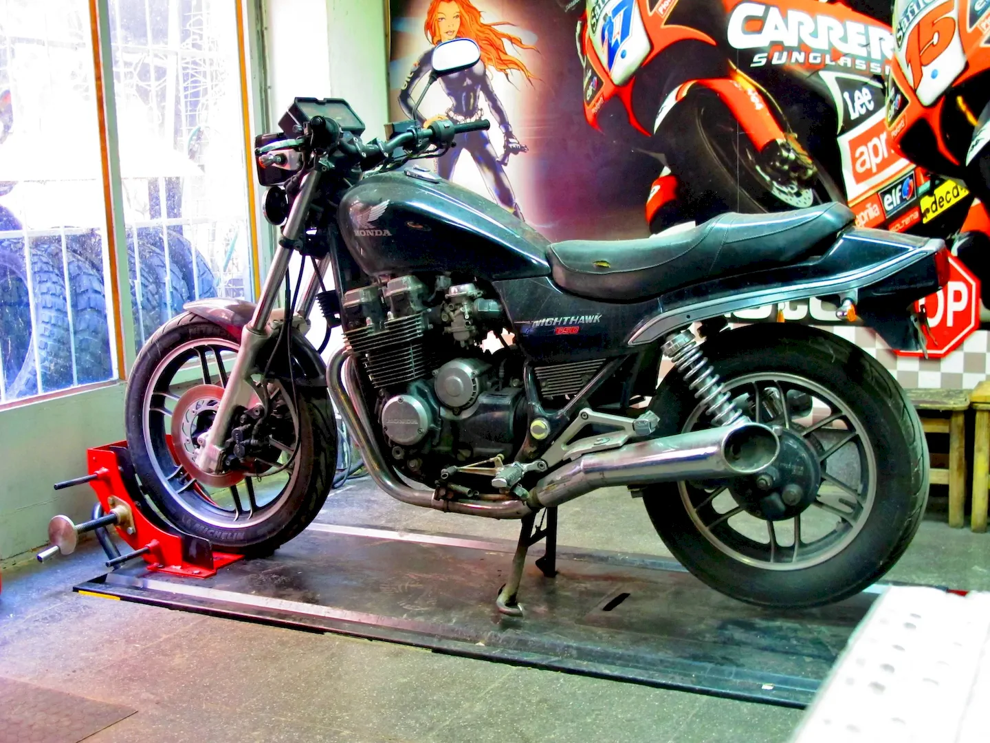 Cafe Racer yapım-Honda Night Hawk sökülmeden önce liftte 2