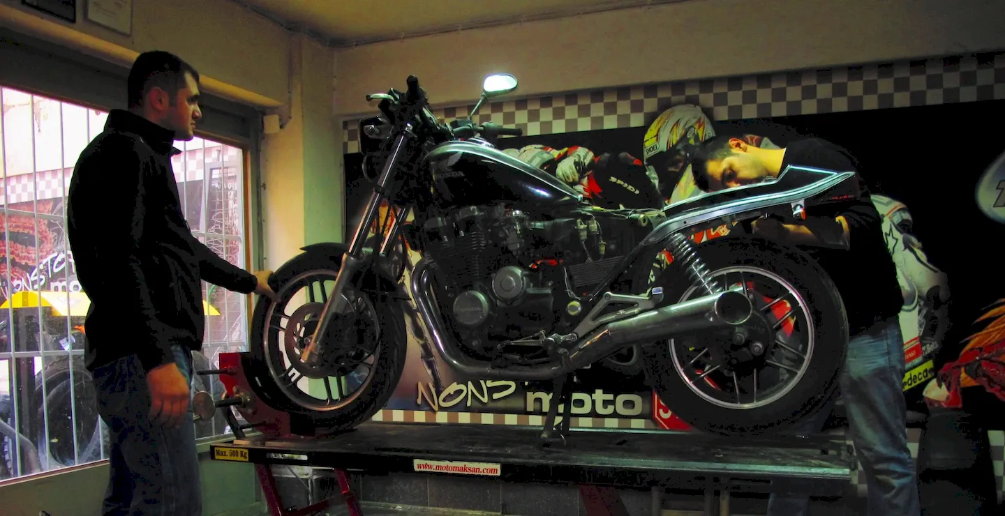 Cafe Racer yapım-Honda Night Hawk sökülmeden önce liftte