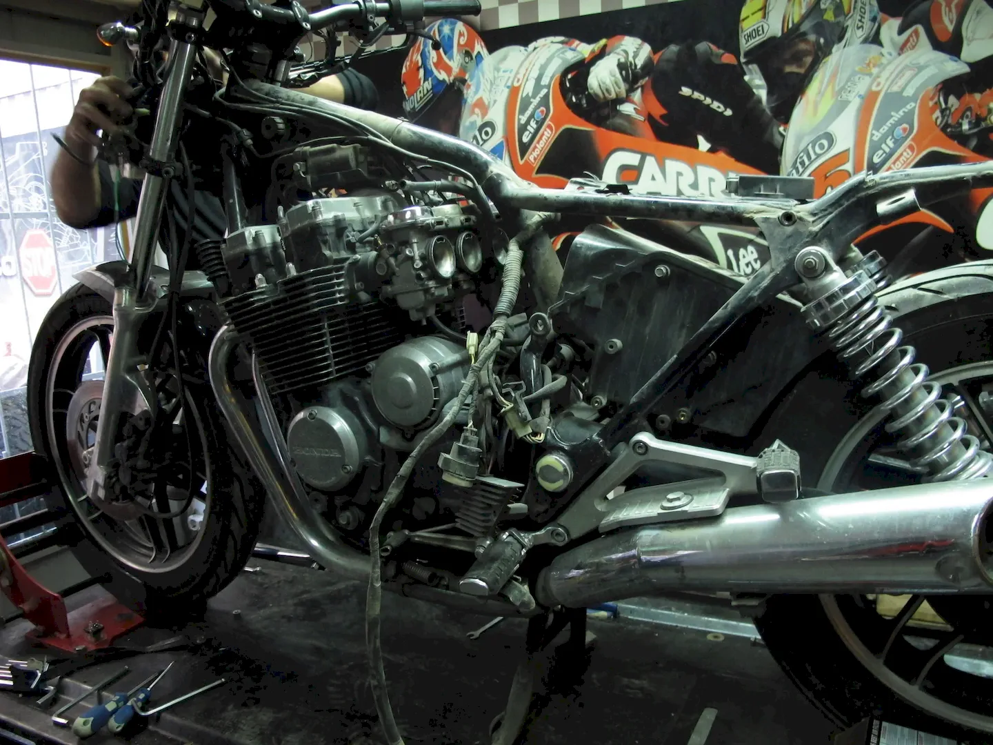Cafe Racer yapım-Honda Night Hawk söküm, şaseye kadar soyulmuş