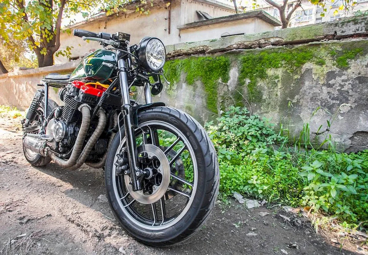 Cafe Racer galeri çekimleri, dış mekan ön tekerlerk altından çekim