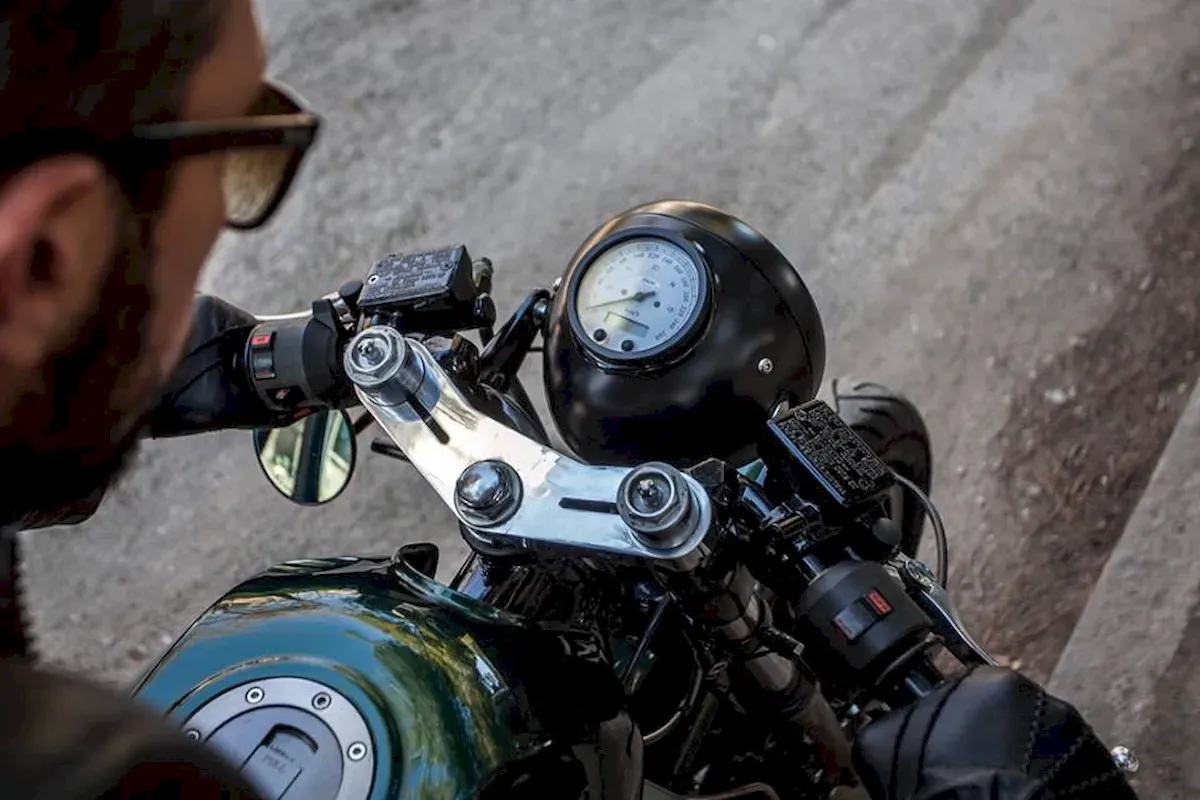 Cafe Racer galeri çekim ön taraf, far içi gösterge