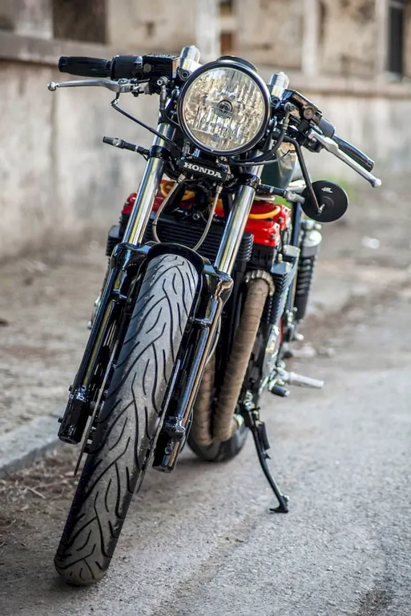 Cafe Racer önden görünüm