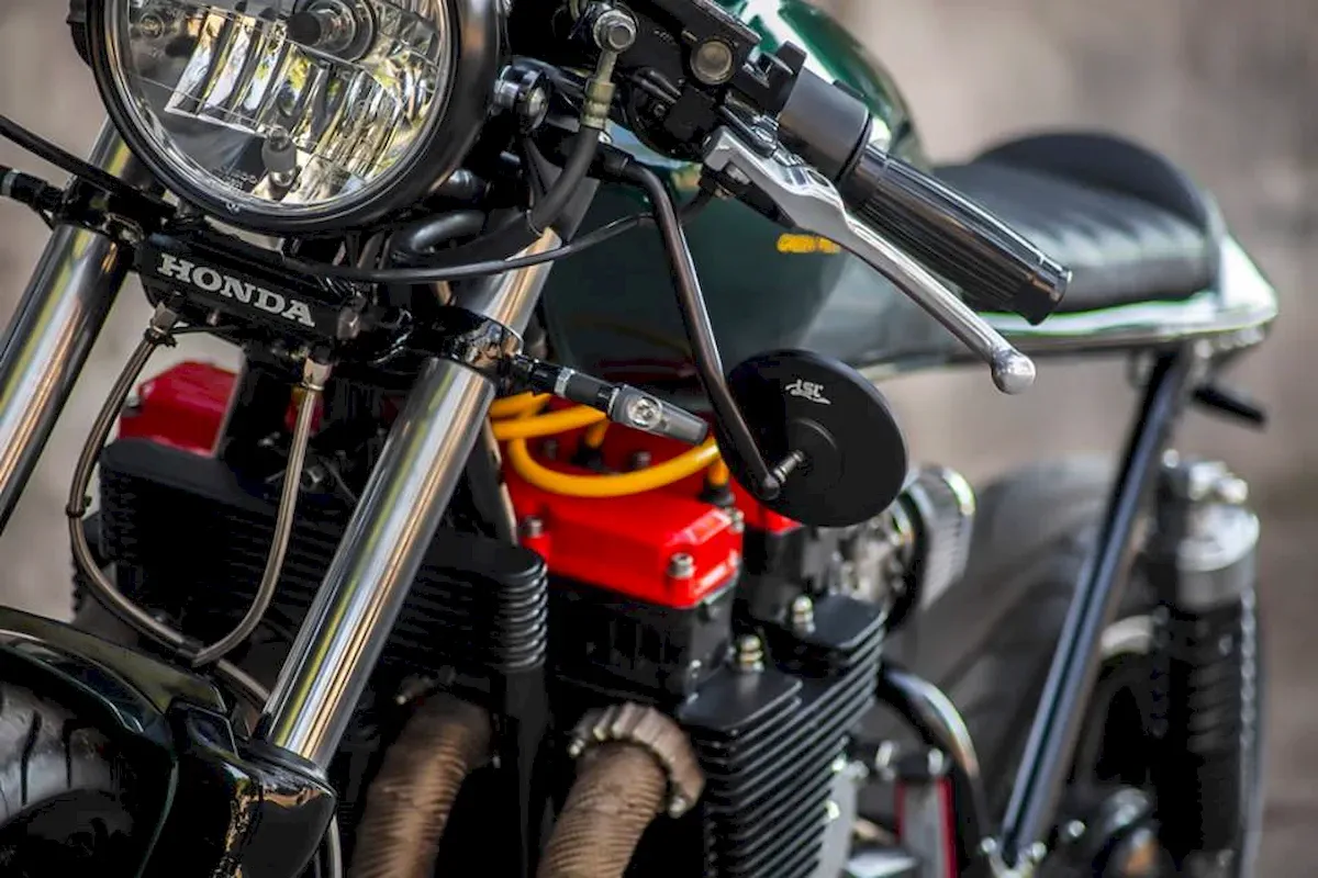 Cafe Racer sağ ön çaprazdan görünüm