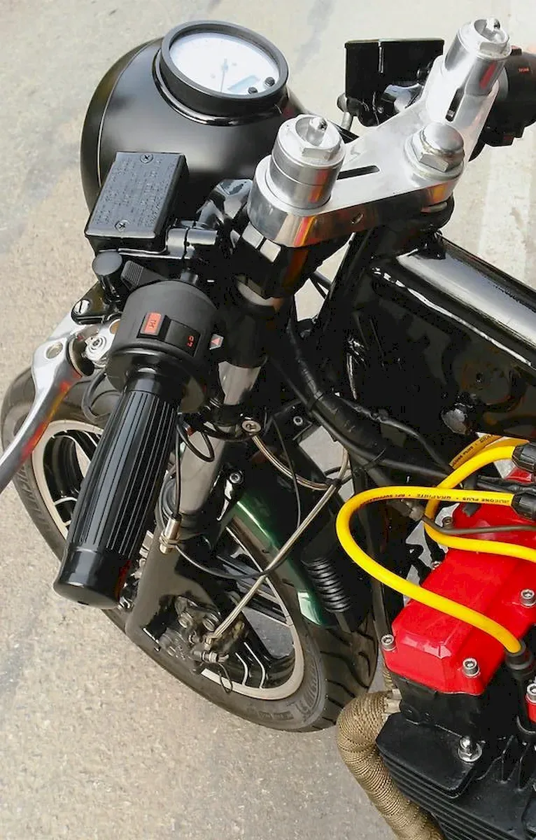 Café Racer 02-deneme-ön taraf, mesnet ve far içi gösterge