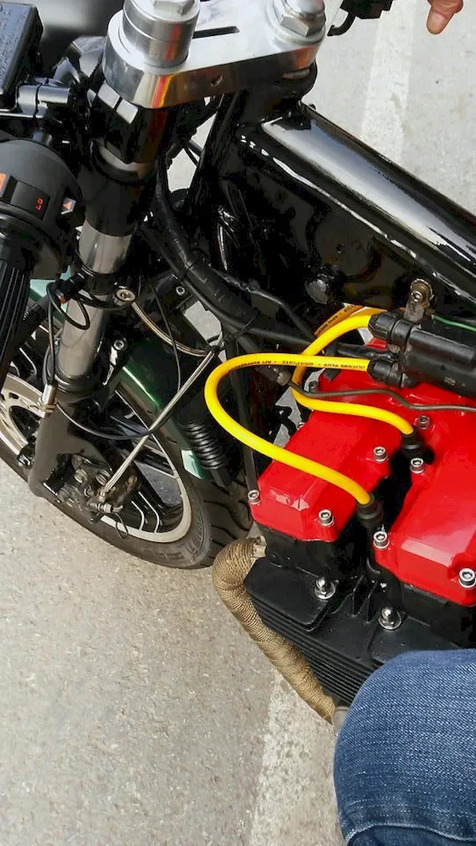 Café Racer 02-deneme, şasi ve kırmızı motor kapağı