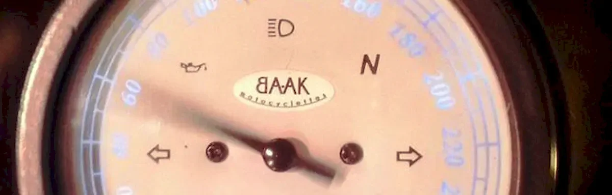 BAAK cafe racer gösterge beyaz zemin 