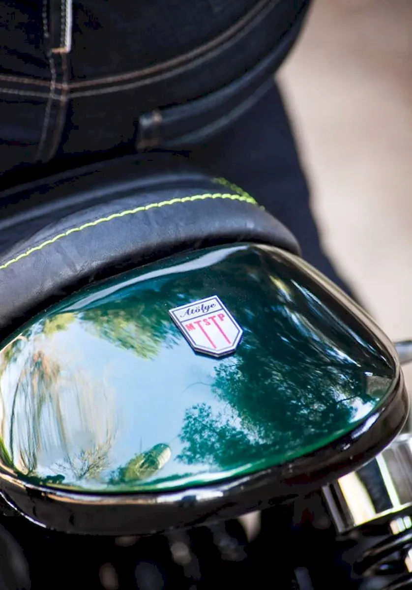 Café Racer 02 motosiklet-arka taraf sürücü otururken kuyruk fotoğrafı