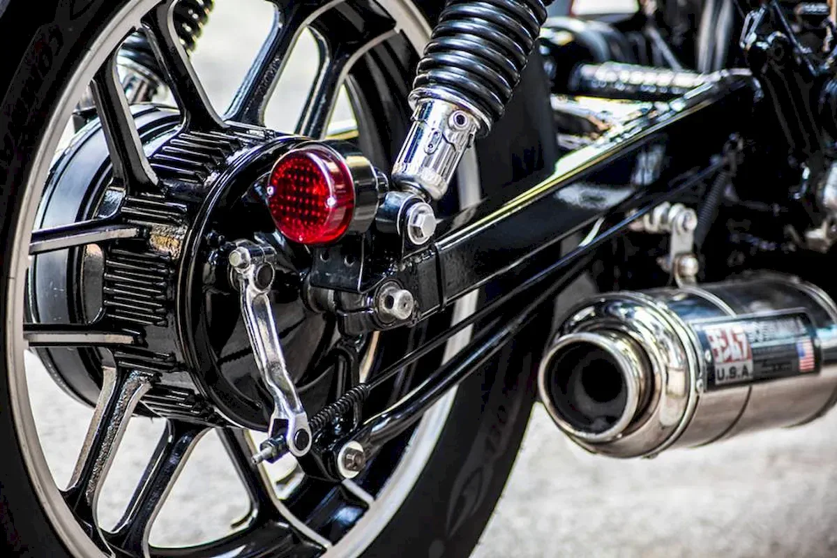 Café Racer 02 motosiklet galeri-arka tekerlek sağ çapraz alttan çekim