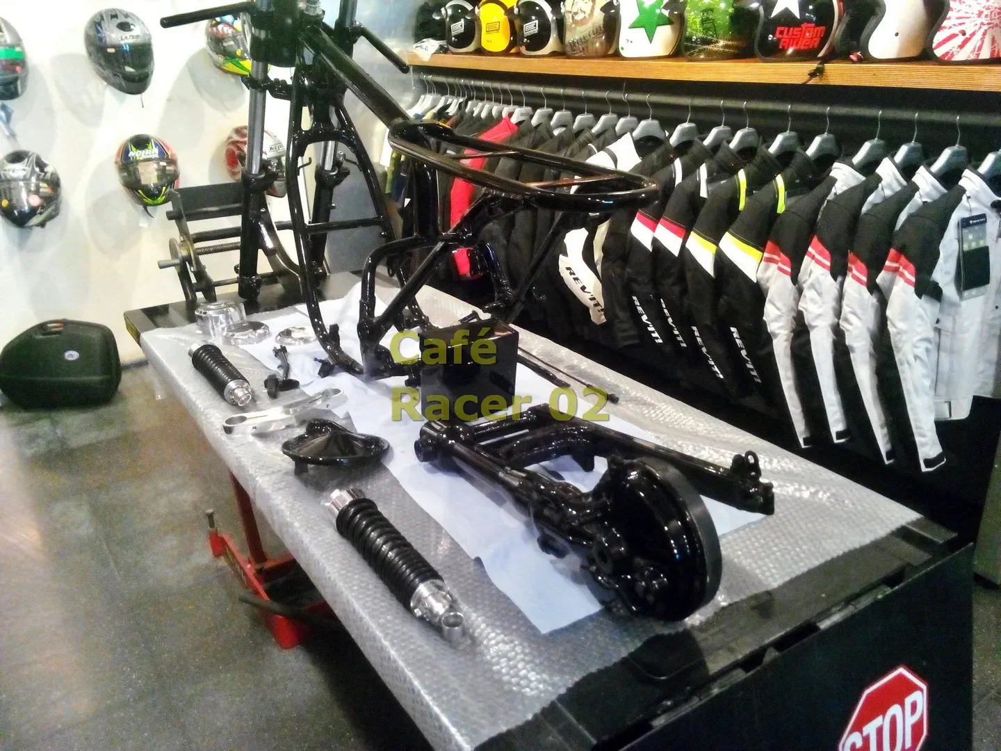 Café Racer 02 motosiklet-boyadan geliş- şasi, amortisör ve salıncak MotoStop lift