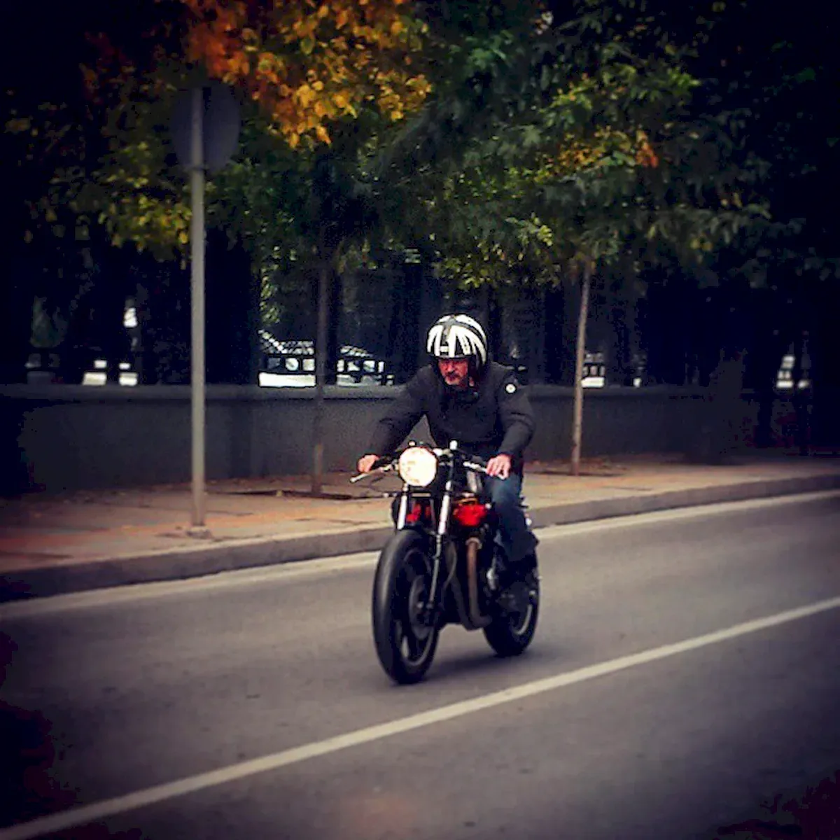 Café Racer 02 motosiklet-deneme sürüşü MotoStop önünde caddede çekim