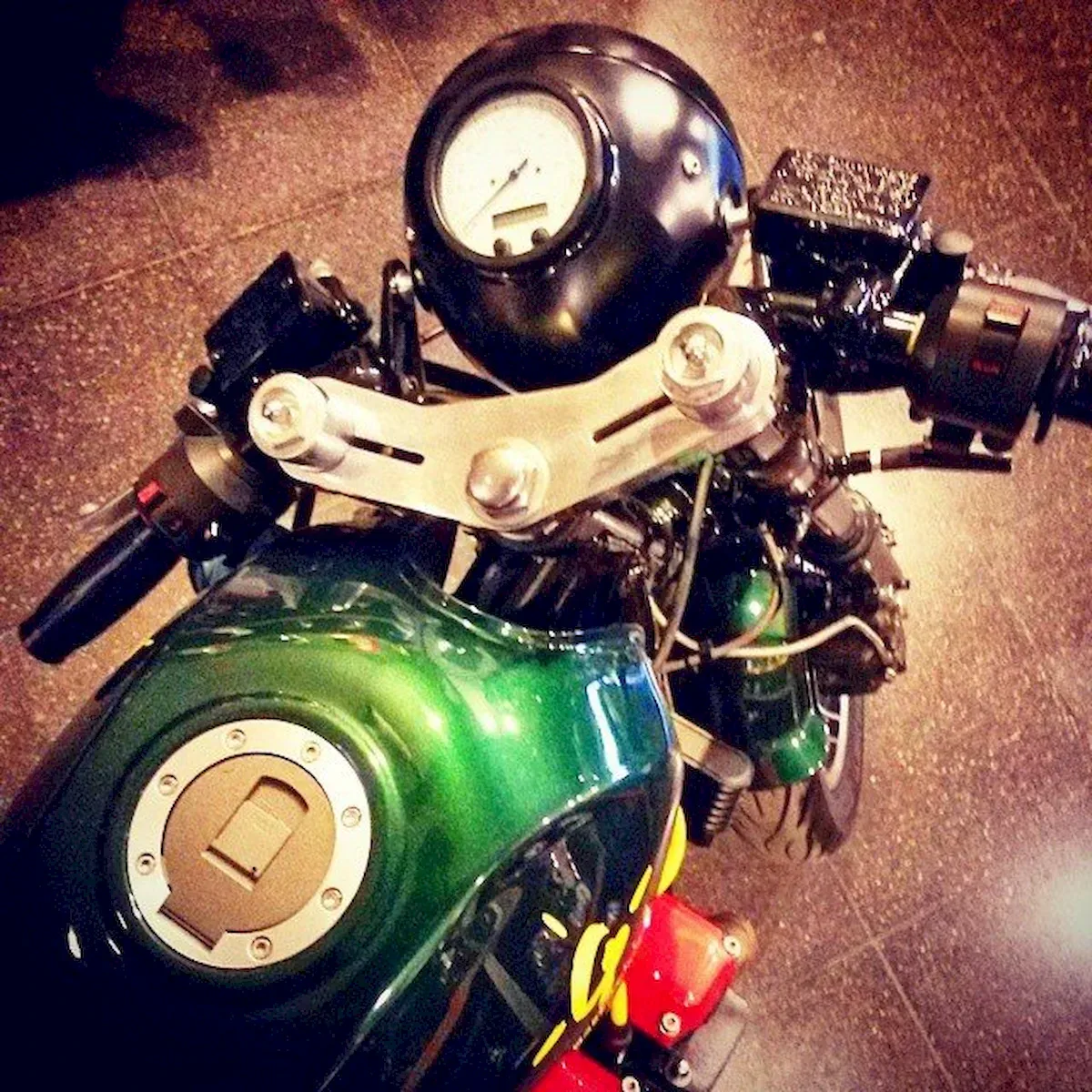 Café Racer 02 motosiklet-depo üstünden çekim