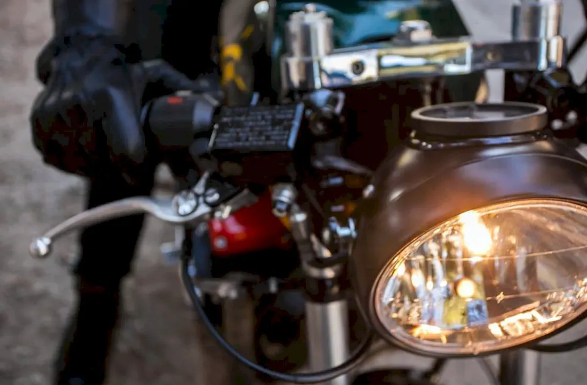 Café Racer 02 motosiklet-far sol üst taraftan çekim