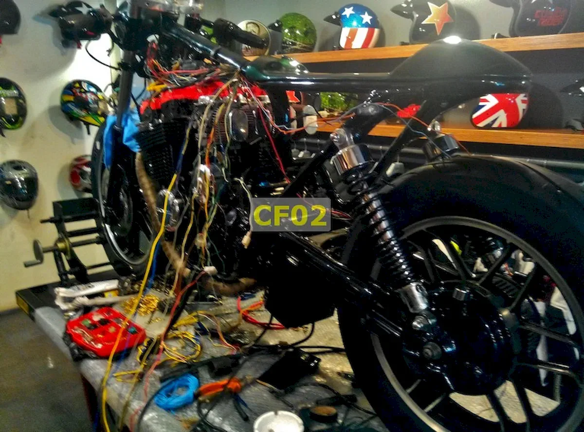 Café Racer 02 motosiklet-liftte sol taraftan çekim elektrik işleri
