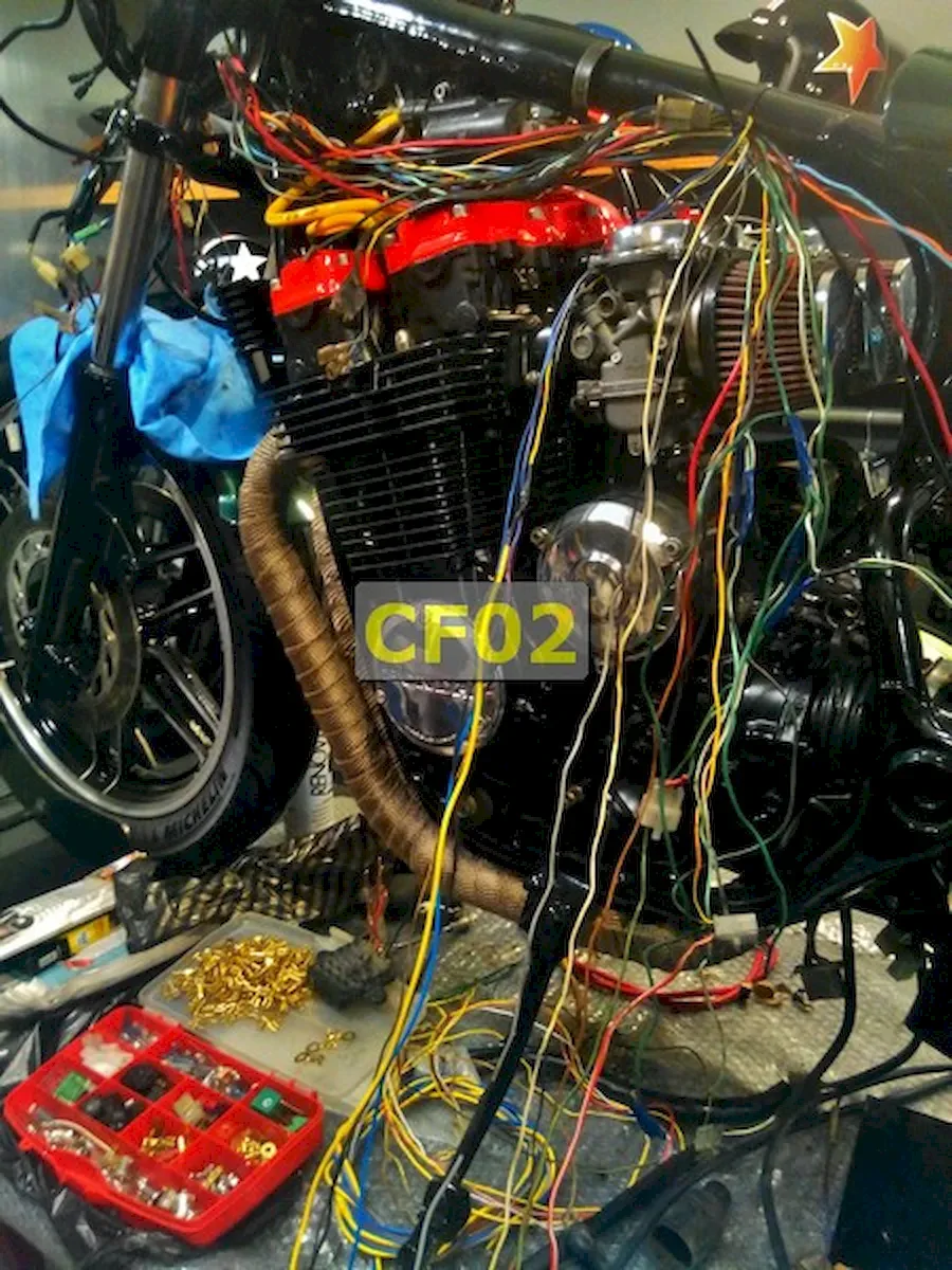 Café Racer 02 motosiklet-liftte sol taraftan çekim kablolama elektrik işleri