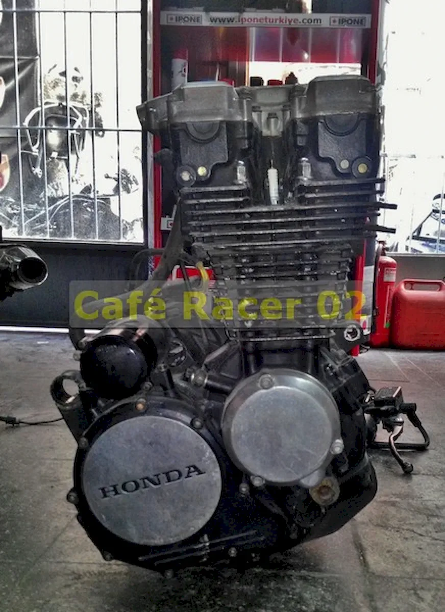 Café Racer motosiklet yapımı, söküm, motor bloğu yandan, yerde öekim