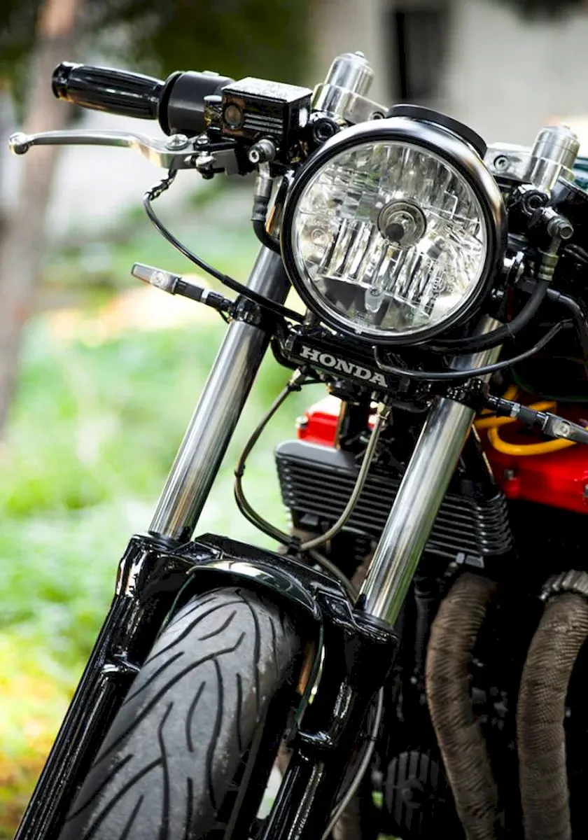 Café Racer 02 motosiklet-önden far ve sürücü eli sağ elcikte ayrıntı fotoğrafı