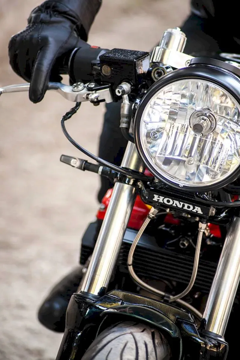 Café Racer 02 motosiklet-önden far ve sürücü eli sağ elcikte ayrıntı fotoğrafı