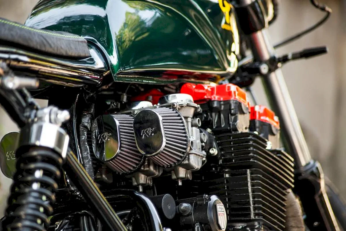 Café Racer 02 motosiklet-sağ alt arkadan depo ve motor bloğu üstü ayrıntı fotoğrafı