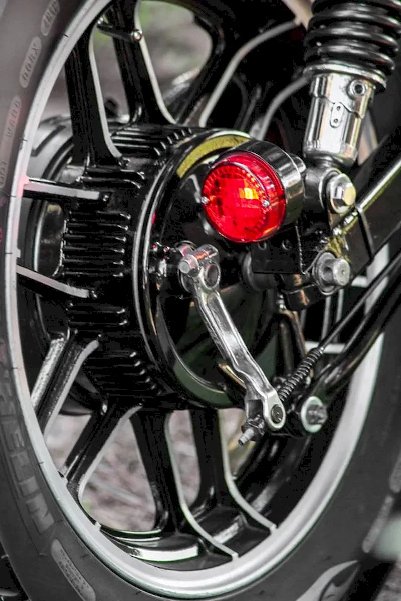 Café Racer 02 motosiklet-sağ çapraz arka tekerlek fotoğrafı