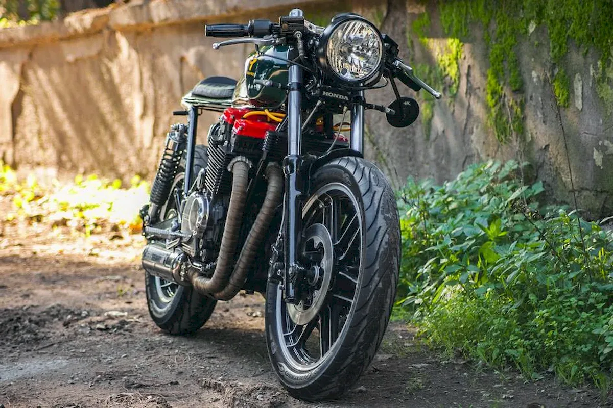 Café Racer 02 motosiklet-sağ çapraz dışarıda duvar önü çekim 2