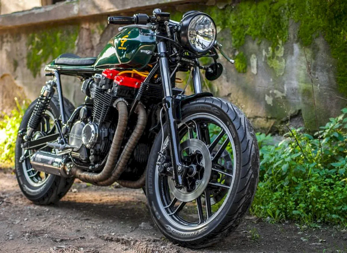 Café Racer 02 motosiklet-sağ çapraz dışarıda duvar önü çekim
