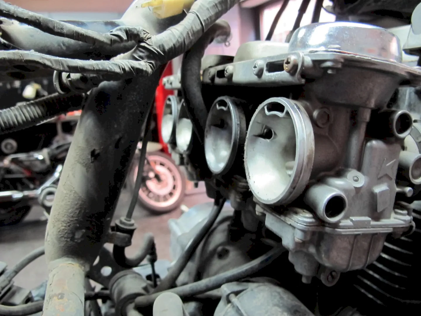 Café Racer 02 motosiklet-söküm karbüratör hava girişi