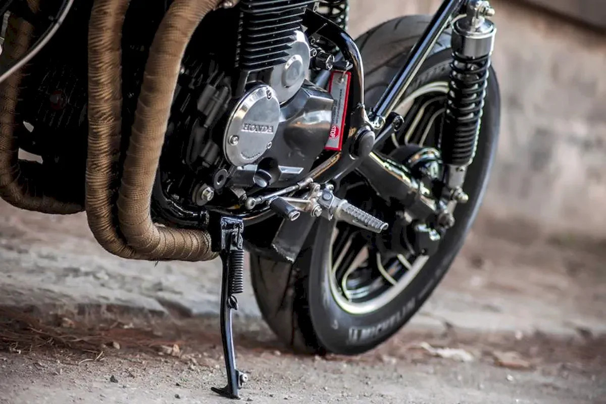 Café Racer 02 motosiklet-sol alt taraf motor bloğu ve kontakt anahtarı üstü fotoğrafı