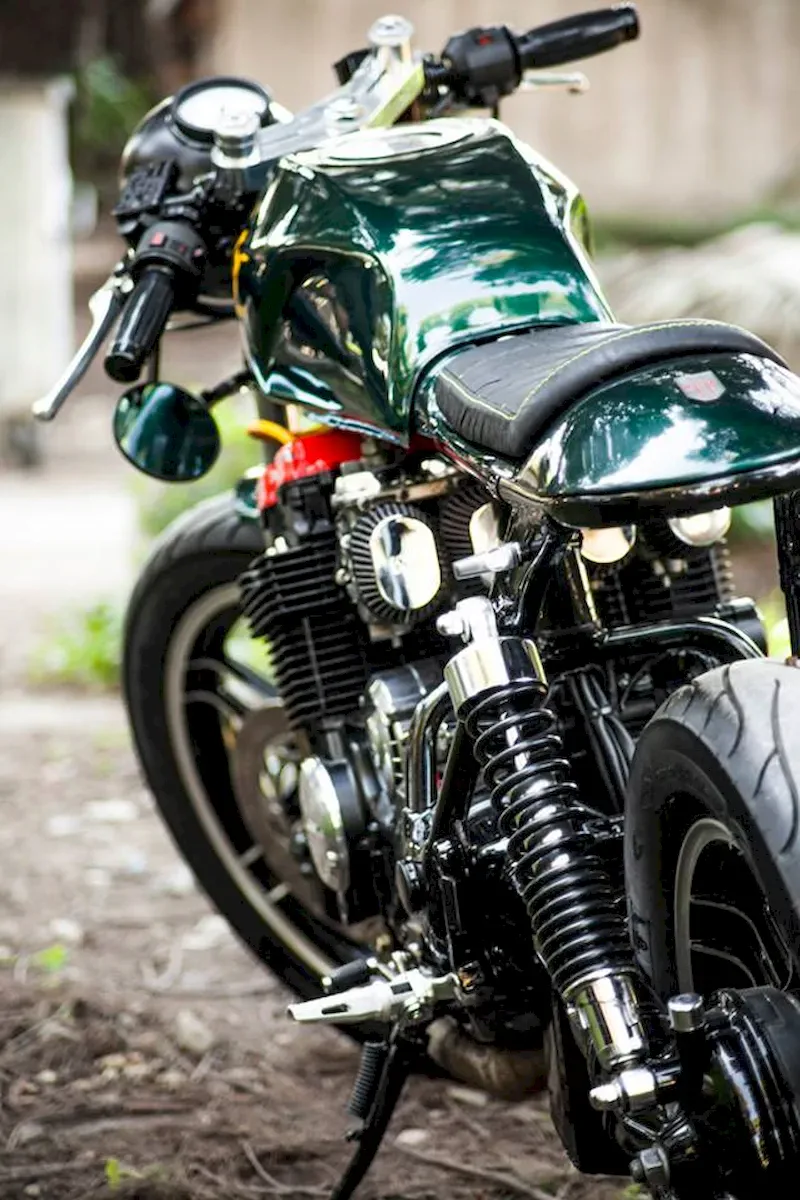 Café Racer 02 motosiklet-sol arka çapraz dışarıda çekim