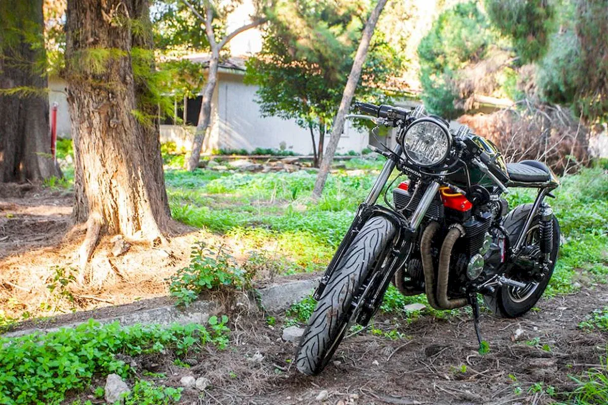 Café Racer 02 motosiklet-sol çapraz dışarıda çekim uzaktan