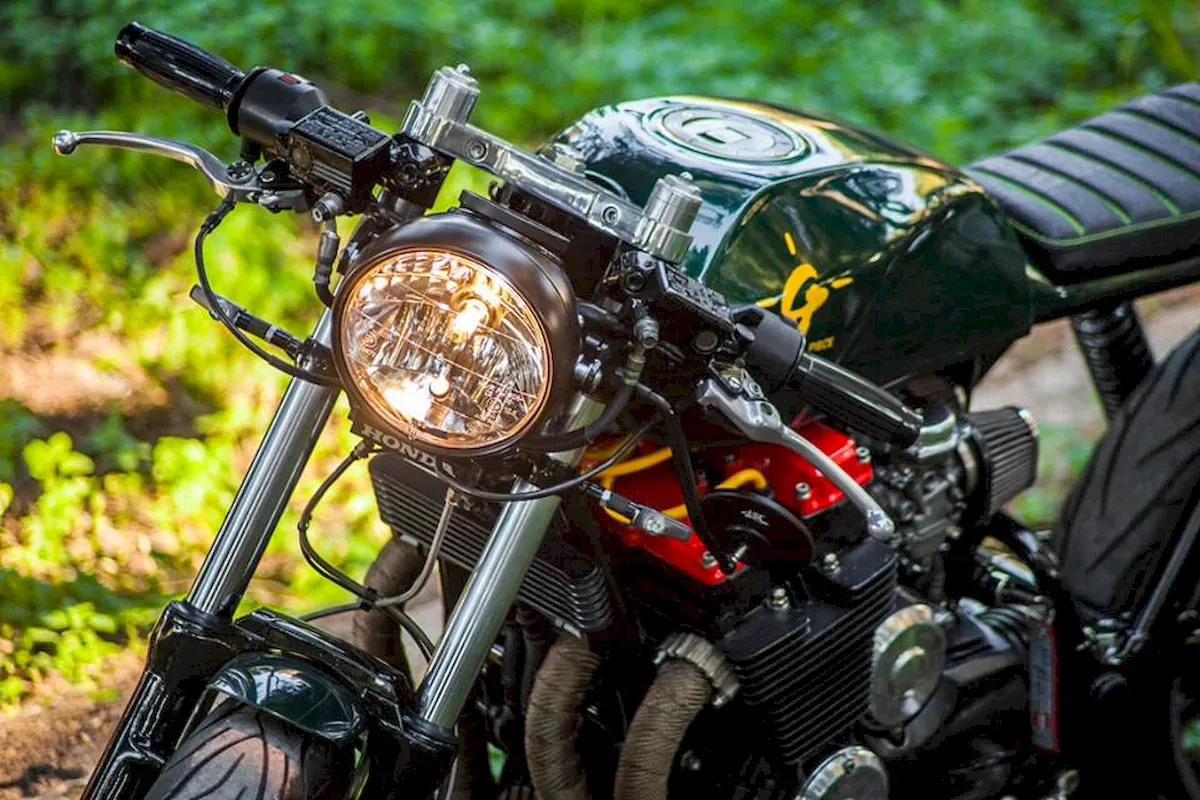 Café Racer 02 motosiklet-sol çapraz dışarıda çekim