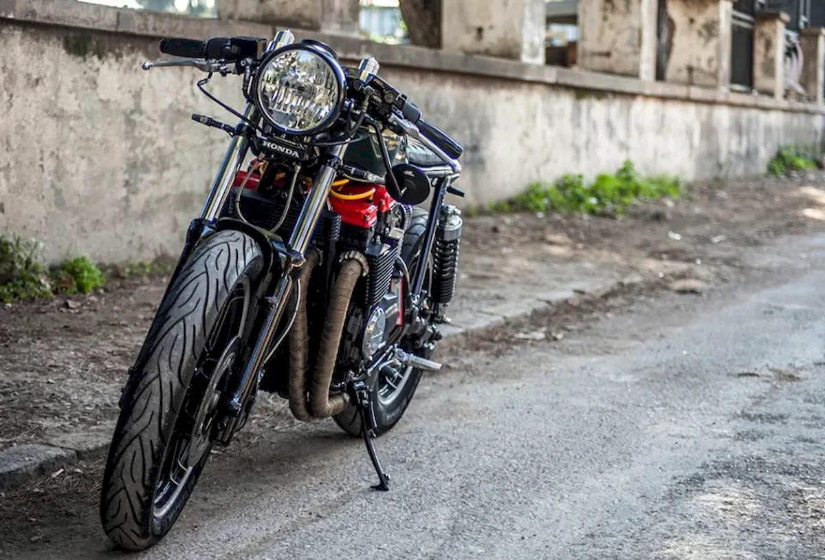 Café Racer 02 motosiklet-sol ön çapraz dışarıda duvar önü çekim