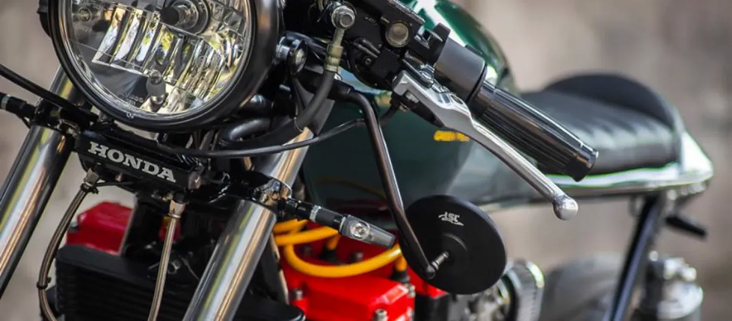 Café Racer 02 motosiklet-sol taraf 16x9 far odaklı