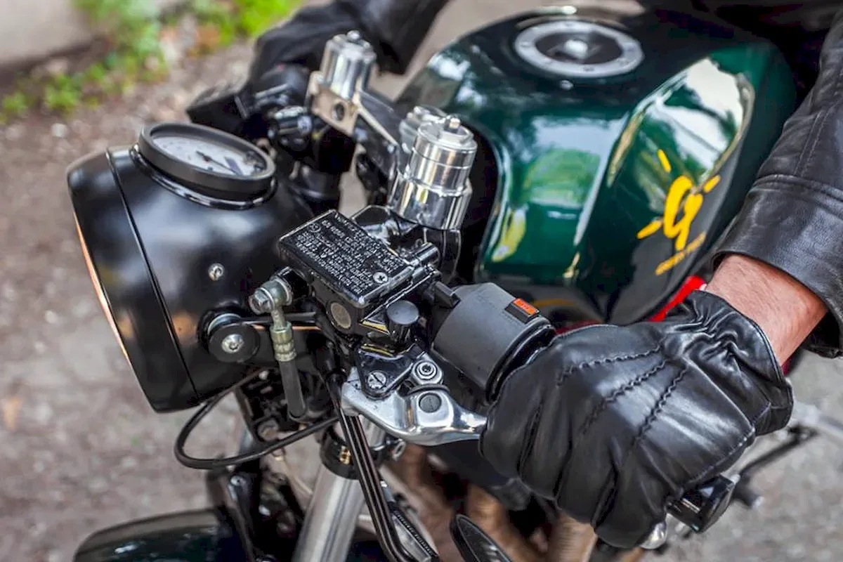 Café Racer 02 motosiklet-sol -üstten sürücünü eli sol elcikte fotoğraf