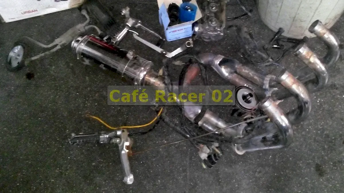 Café Racer motosiklet yapımı, Yoshimura egzoz ve headers yerde