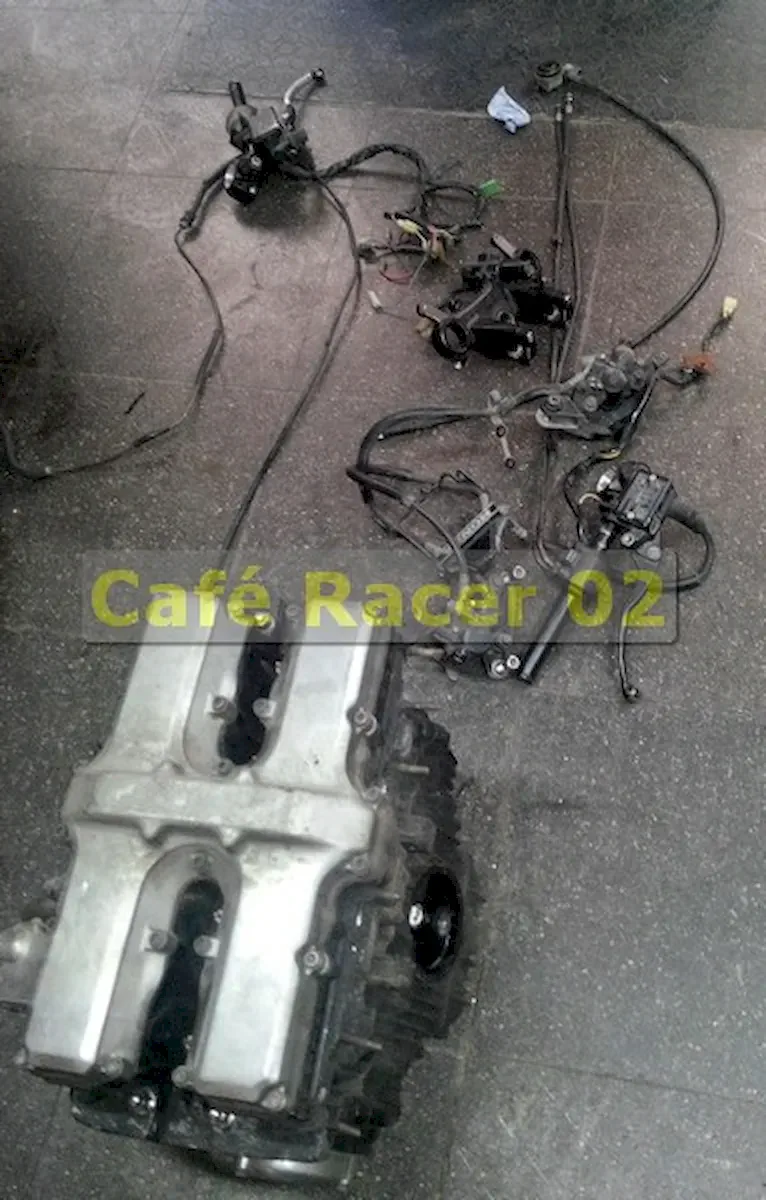 café racer boyadan önce söküm, motor kapağı