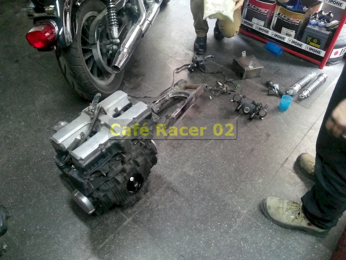 Café Racer motosiklet yapımı, söküm, motor yerde