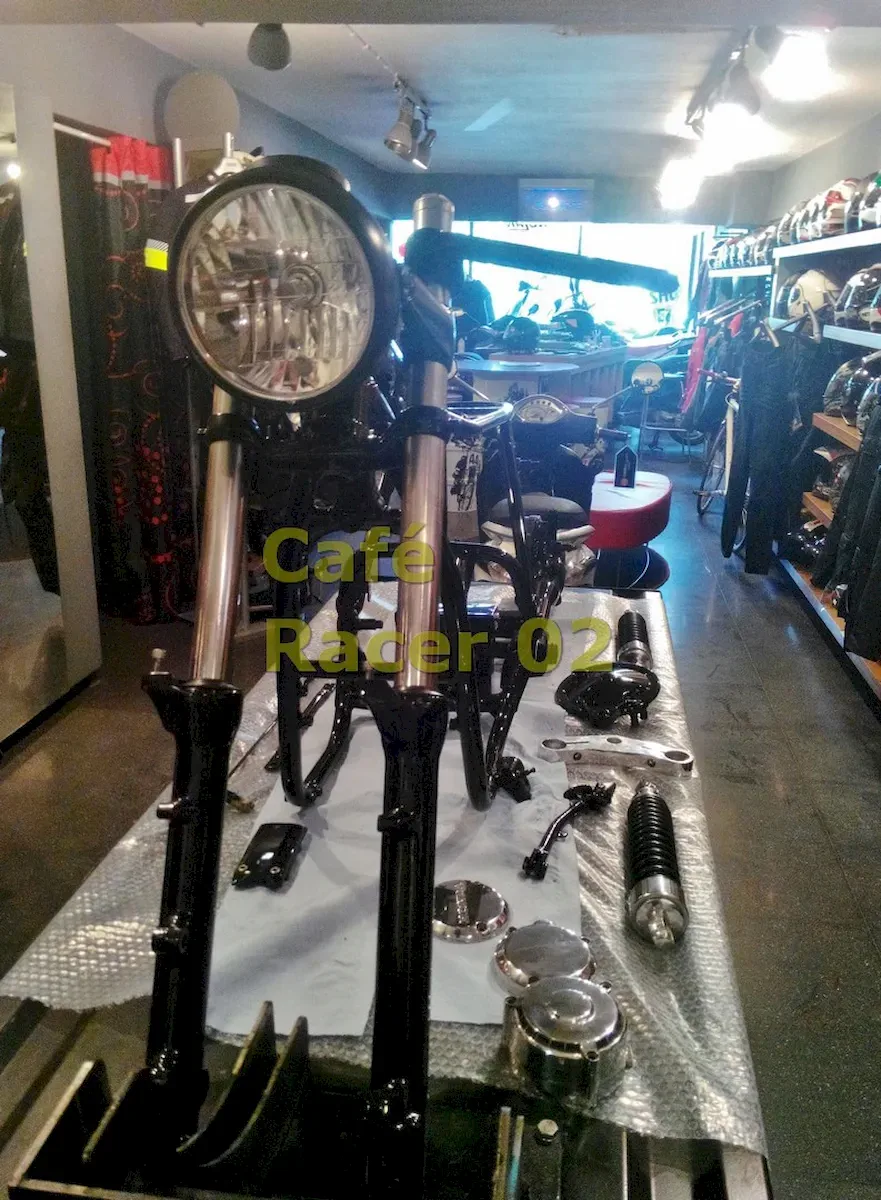 Café Racer 02 motosiklet-boyadan geliş, ön taraftan lift üzerinde parçalar